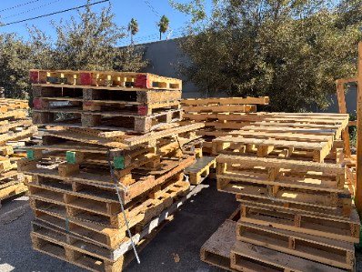 Pallet clean up and removal service in Los Angeles
