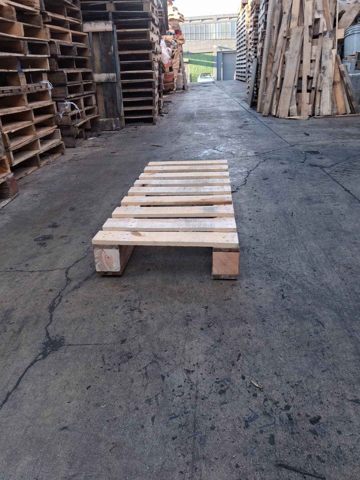 Single wooden pallet showing standard pallet dimensions and construction details